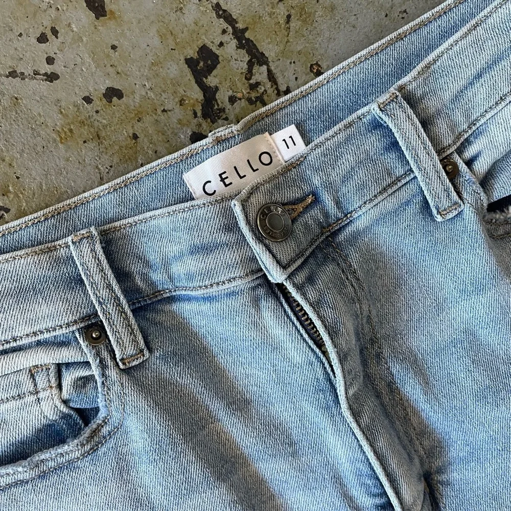 NWOT Cello Light Blue Distressed Women’s Mom Jeans Size 11
